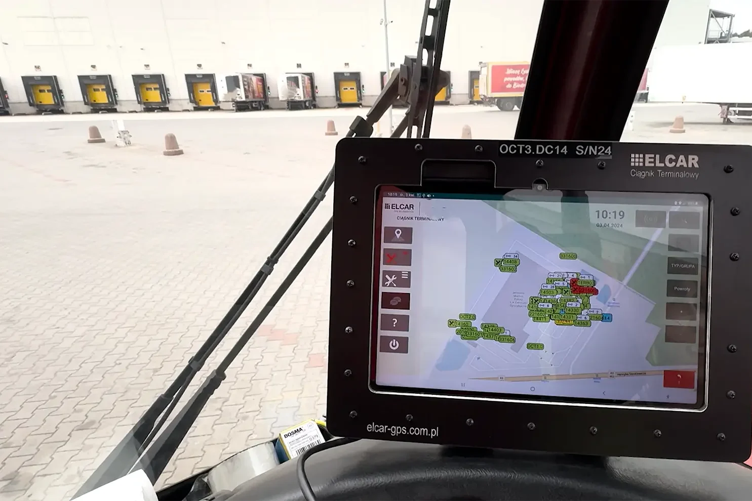 Tablet w ciągniku terminalowym na placu manewrowym centrum logistycznego